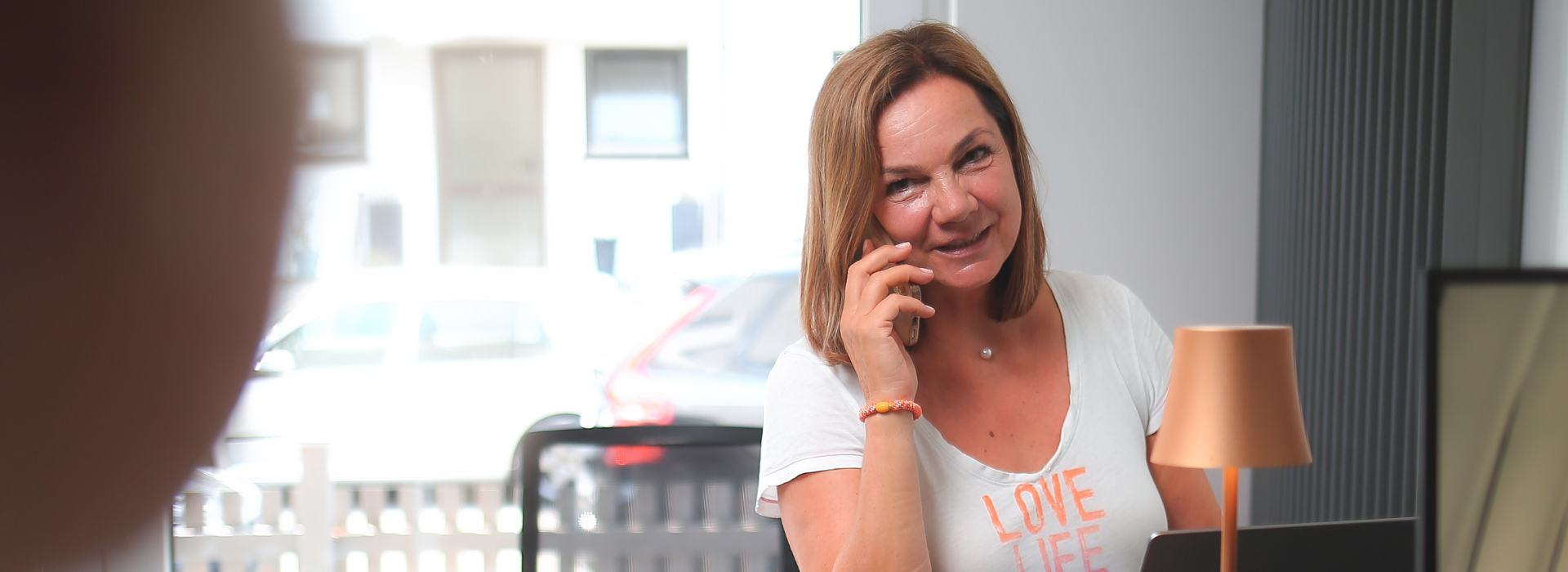 Tina Kirfel am Telefon