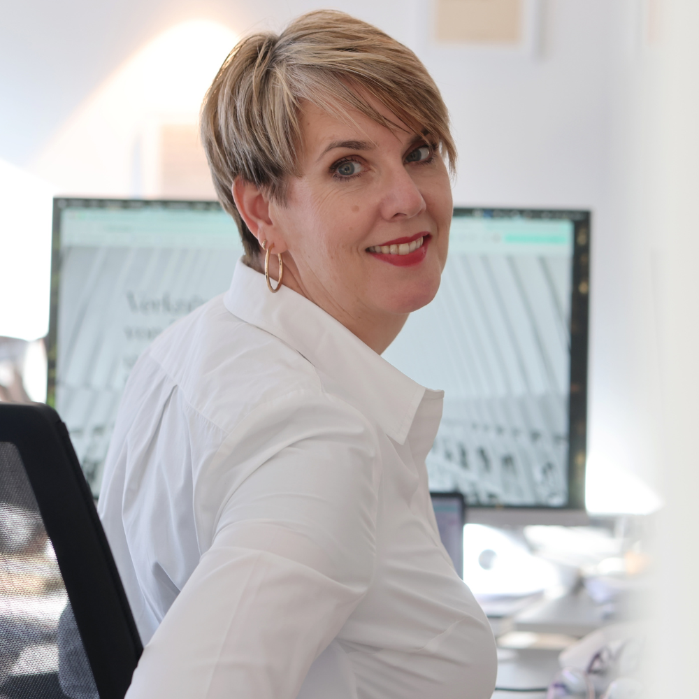 Porträt von Ilka Wymar am Schreibtisch