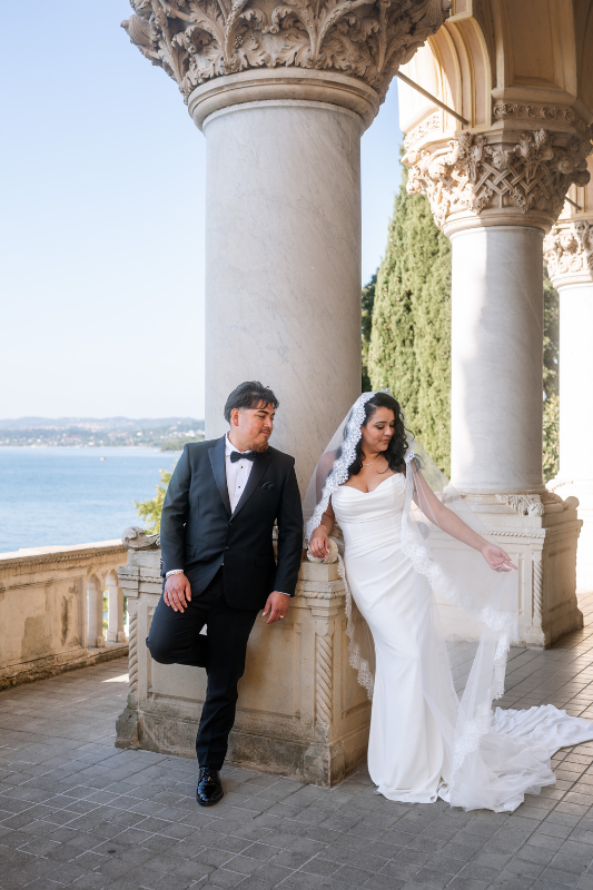 wedding couple posing at isola del garda