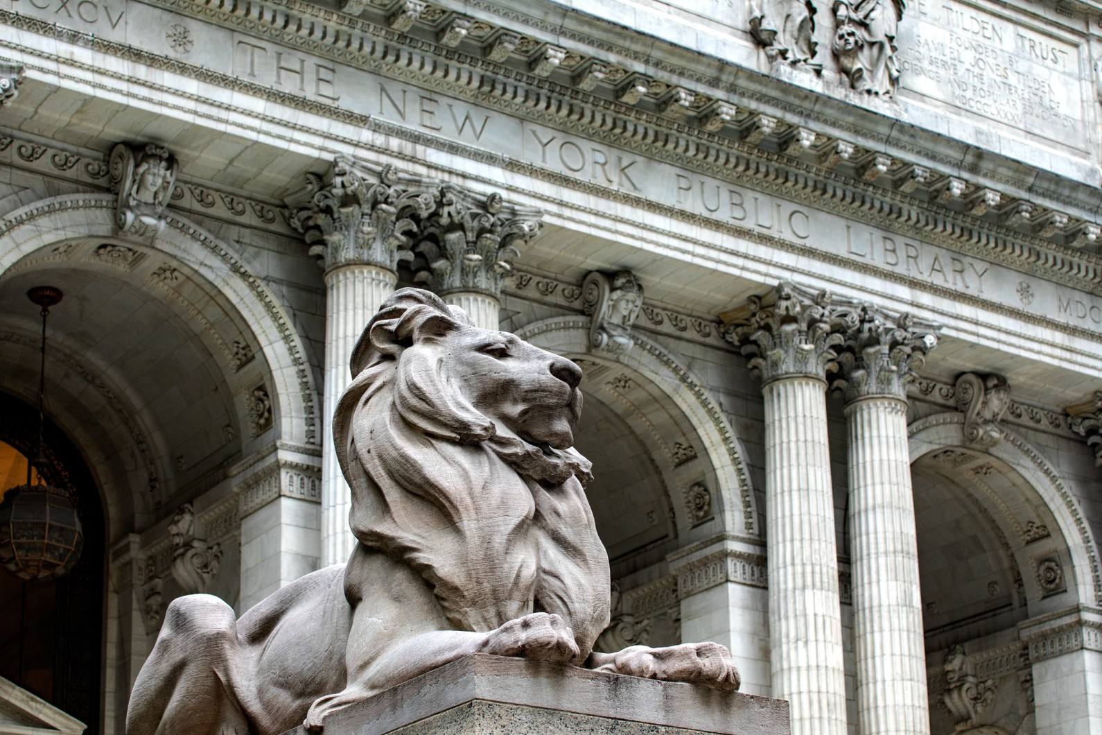  Visiting New York Public Library with tour guide