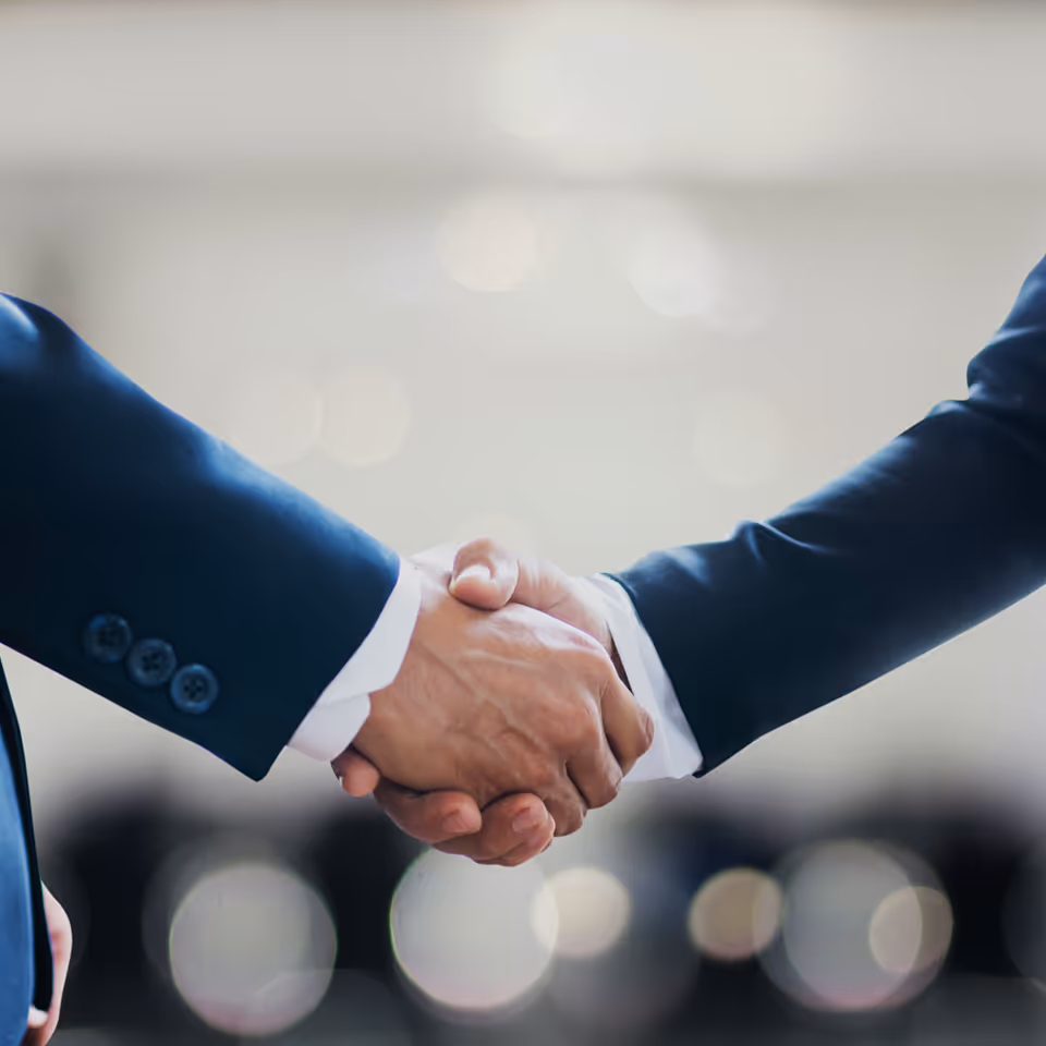 握手をするビジネスマン