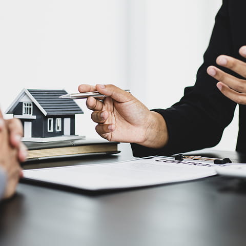 住宅購入について相談している場面