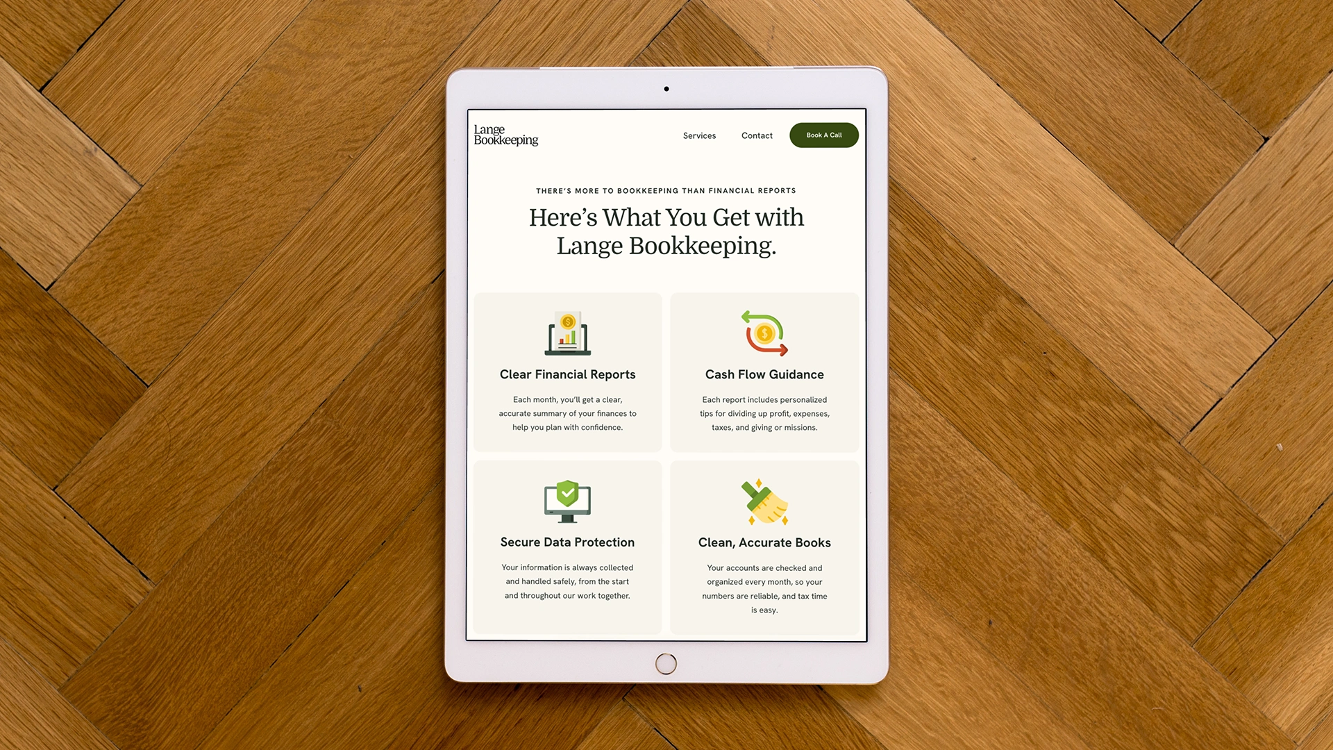 iPad Pro on a wooden surface displaying the four core benefits of Lange Bookkeeping.