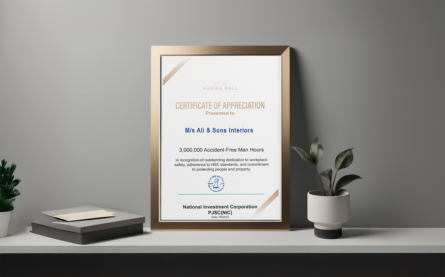 تكريم علي وأولاده للديكور الداخلي من قبل NIC لإنجاز 3 ملايين ساعة عمل دون حوادث