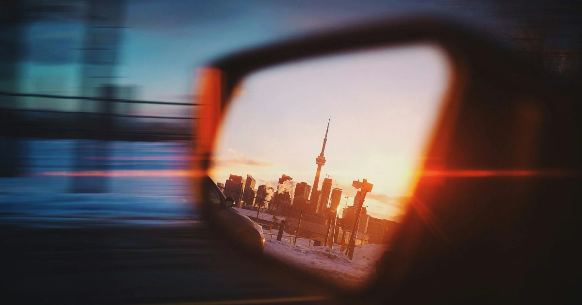 retrovisor de carro exibindo a silhueta do skyline de Toronto