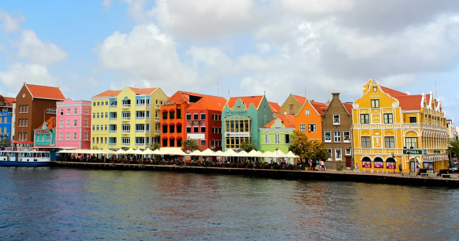 Fileira de edifícios em estilo holandês à beira-mar na capital de Curaçao
