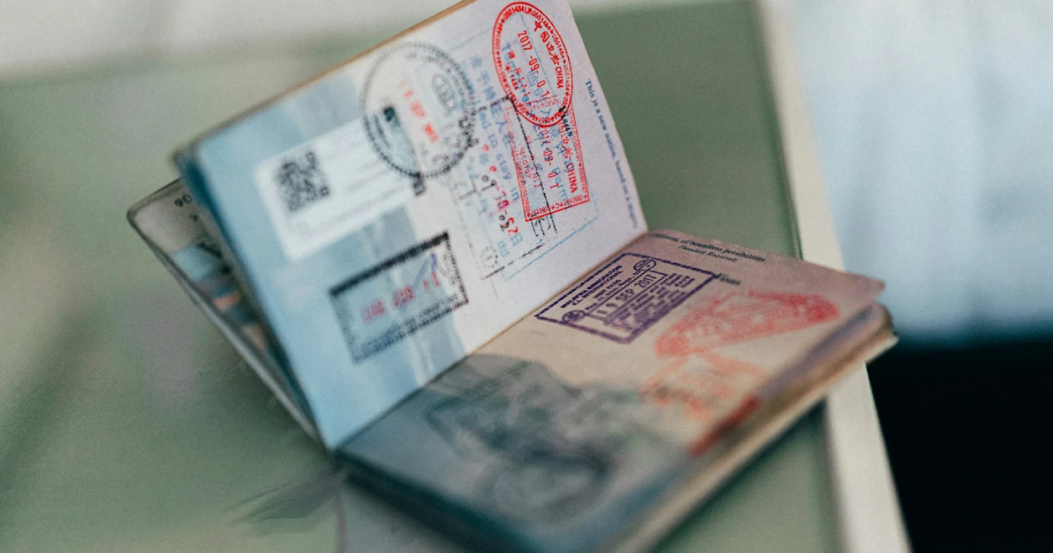 Passaporte aberto com carimbos de imigração nas páginas