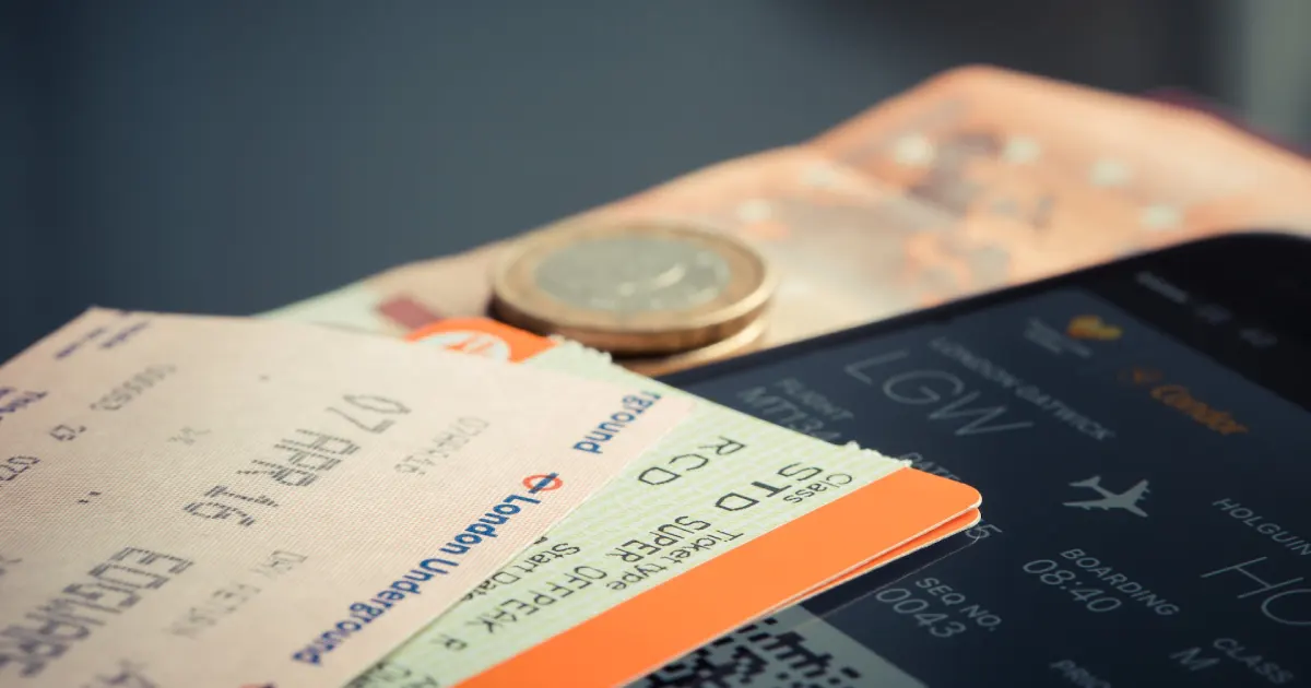 Passagem aérea ao lado de uma moeda de euro
