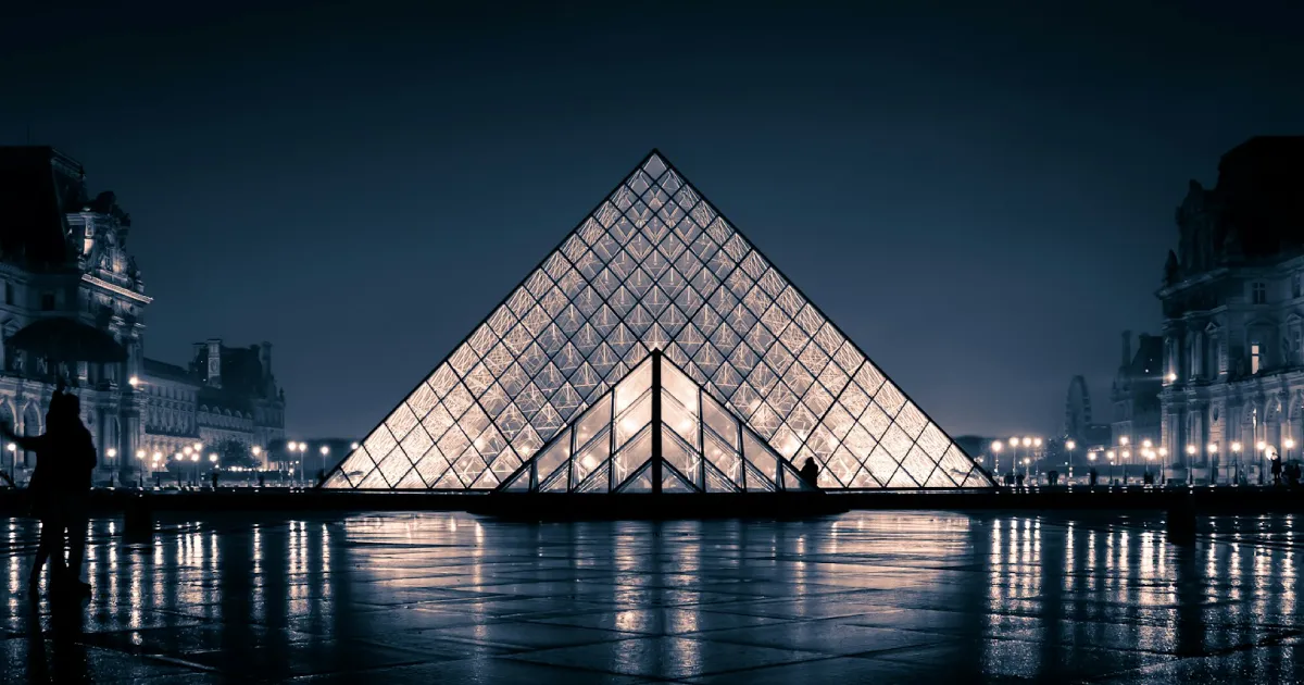 Pirâmide do Museu do Louvre durante a noite