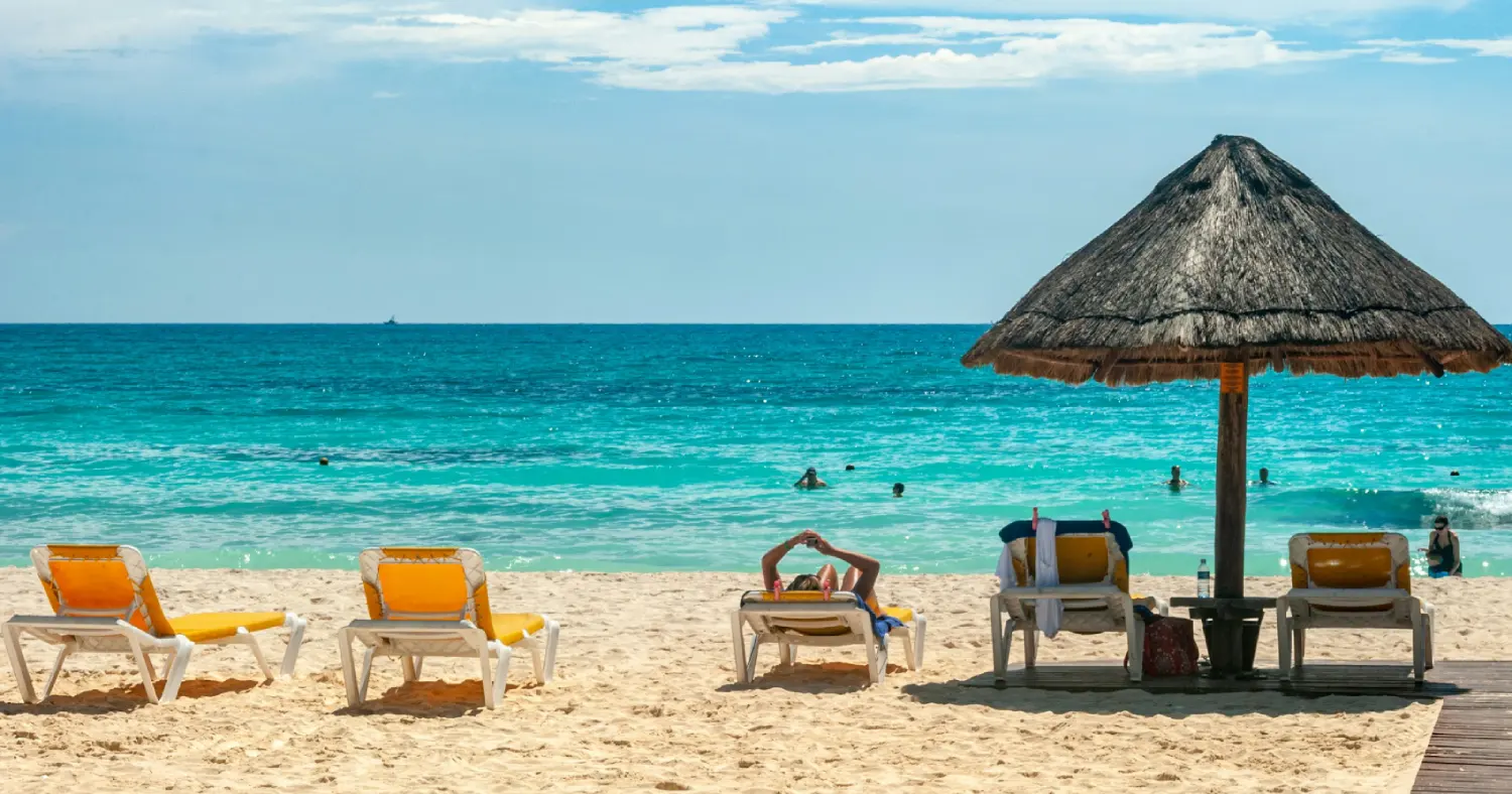 Vista de uma praia com cadeiras e guarda-sóis
