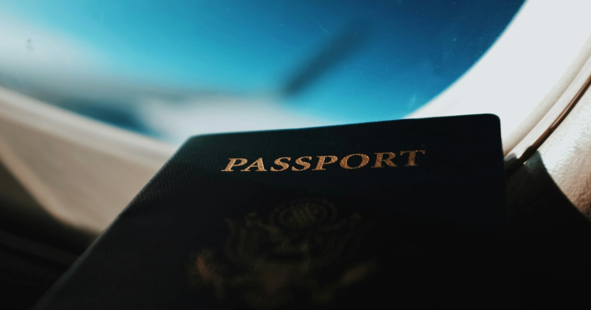 Silhueta de um passaporte sobre uma janela de avião