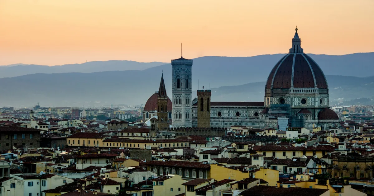 Fotografia aérea de casa e catedral em Florença, na Itália