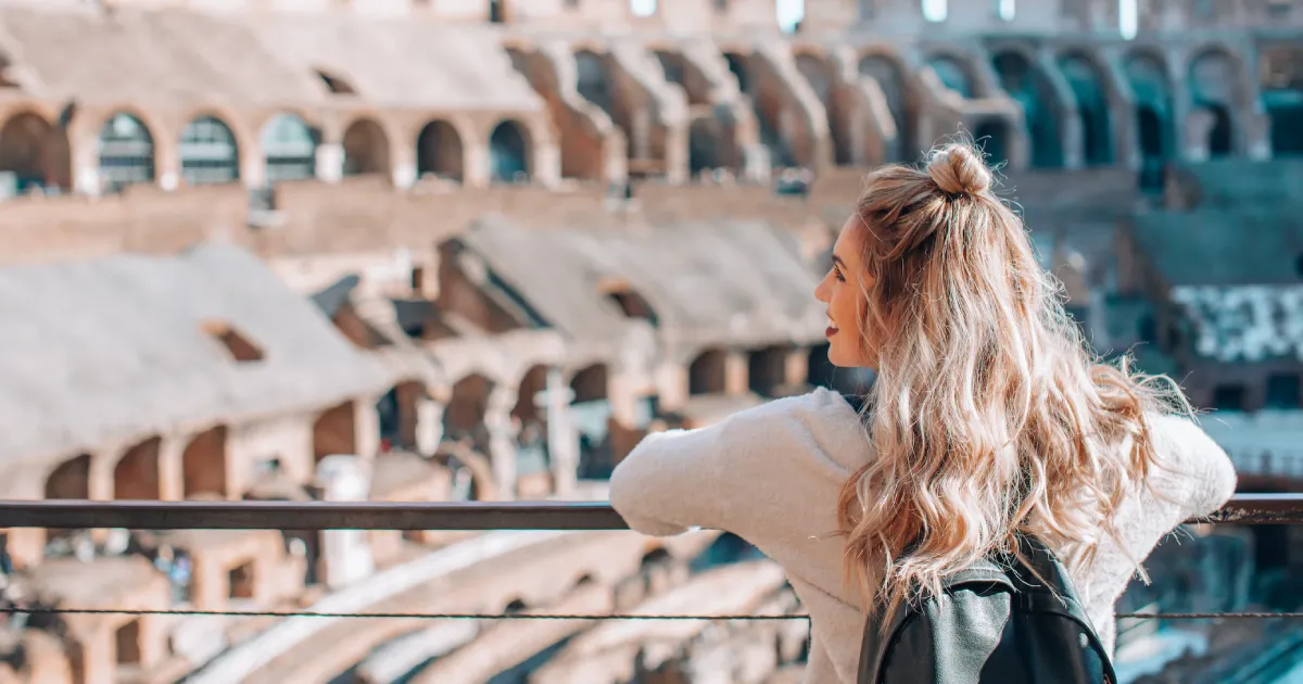 mulher olhando para o coliseu em roma