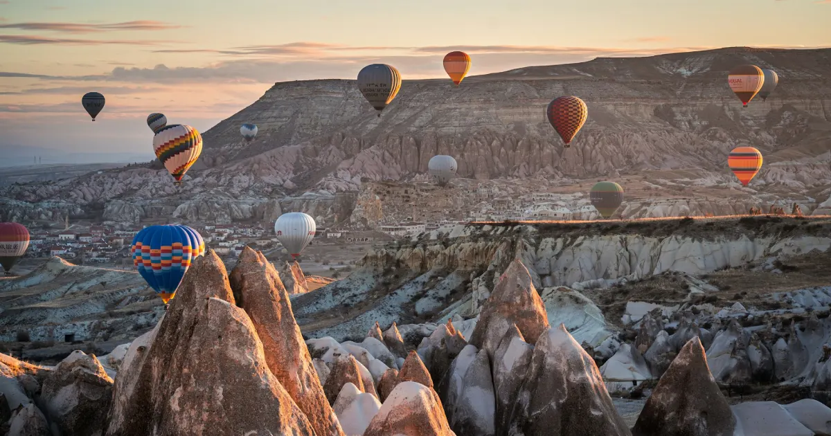Vários balões em paisagem montanhosa da Capadócia, na Turquia