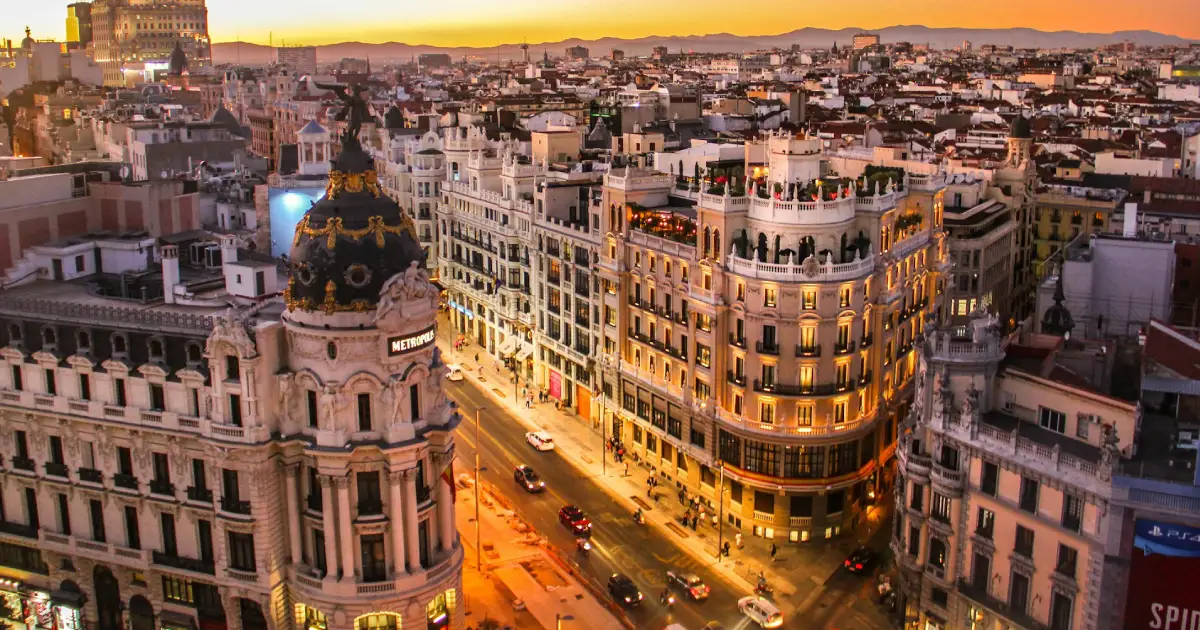 Avenida movimentada com edifícios