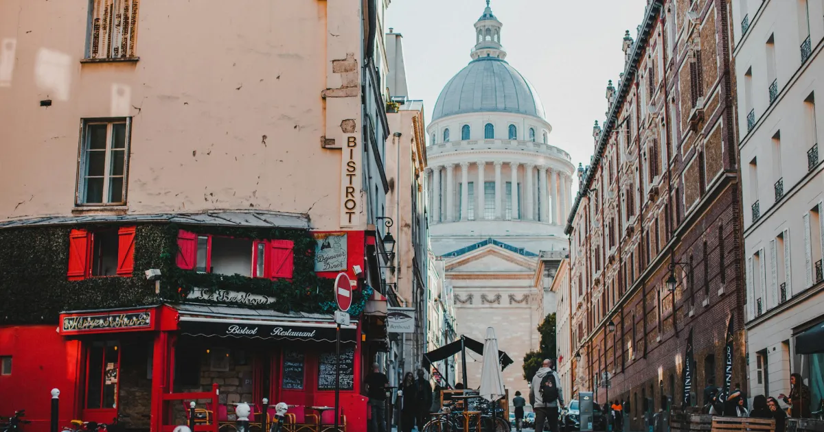 Rua de Paris com edifícios e cúpula do Panteão ao fundo
