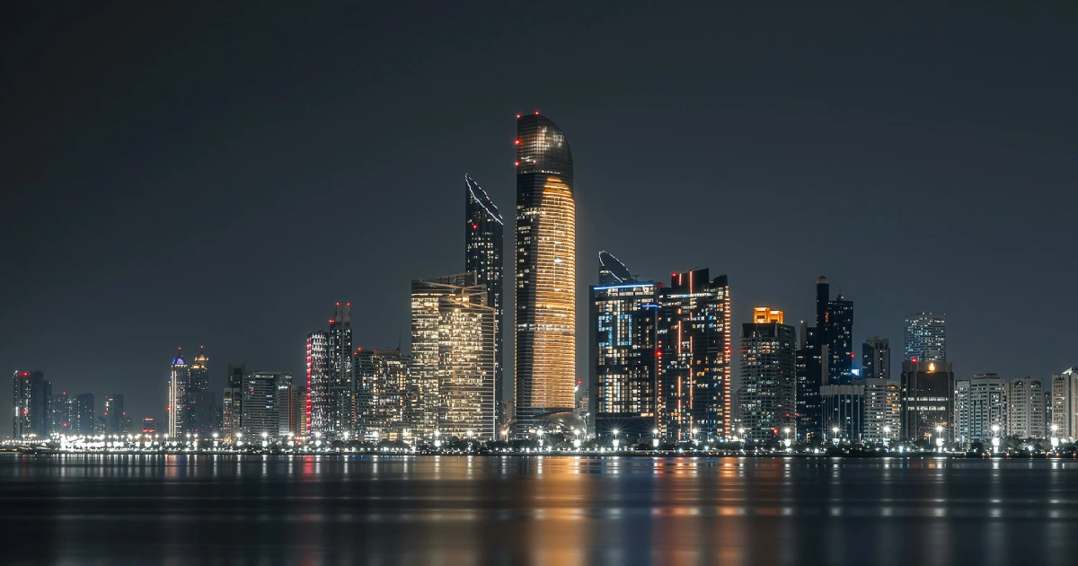 Costa com arranha-céus durante a noite