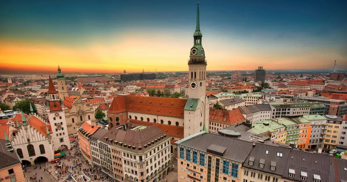 Visão aérea de cidade com igreja em primeiro plano