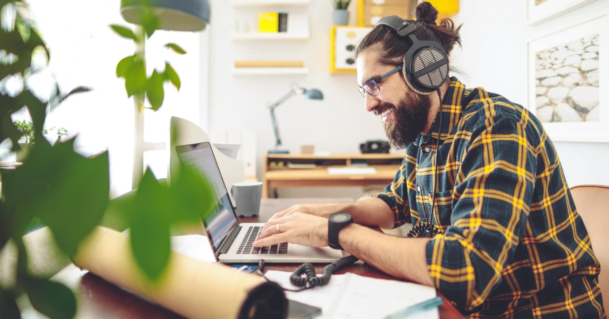 Homem sentado usando notebook