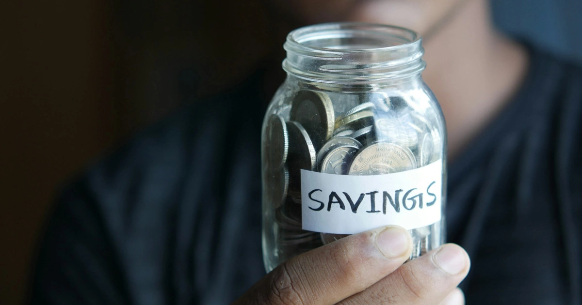 Pode de vidro com moedas