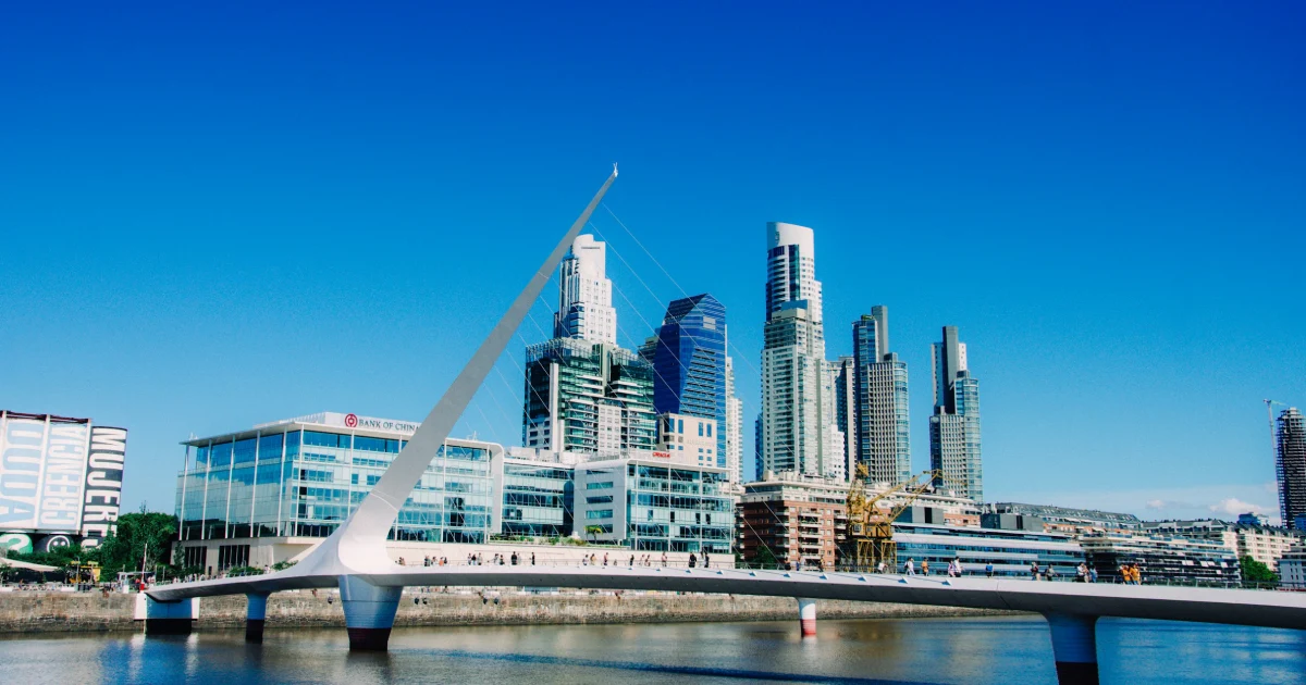 Ponte sobre rio com prédios ao fundo