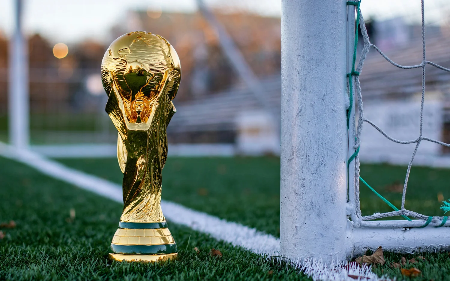 Troféu ao lado de trave de gol