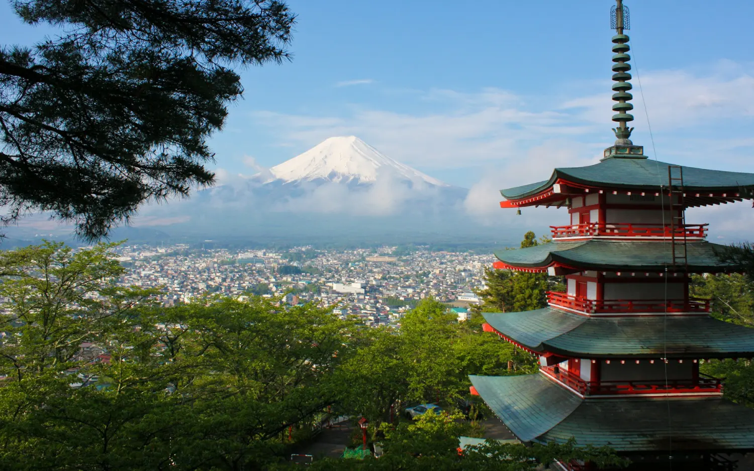 Templo oriental com montanha ao fundo