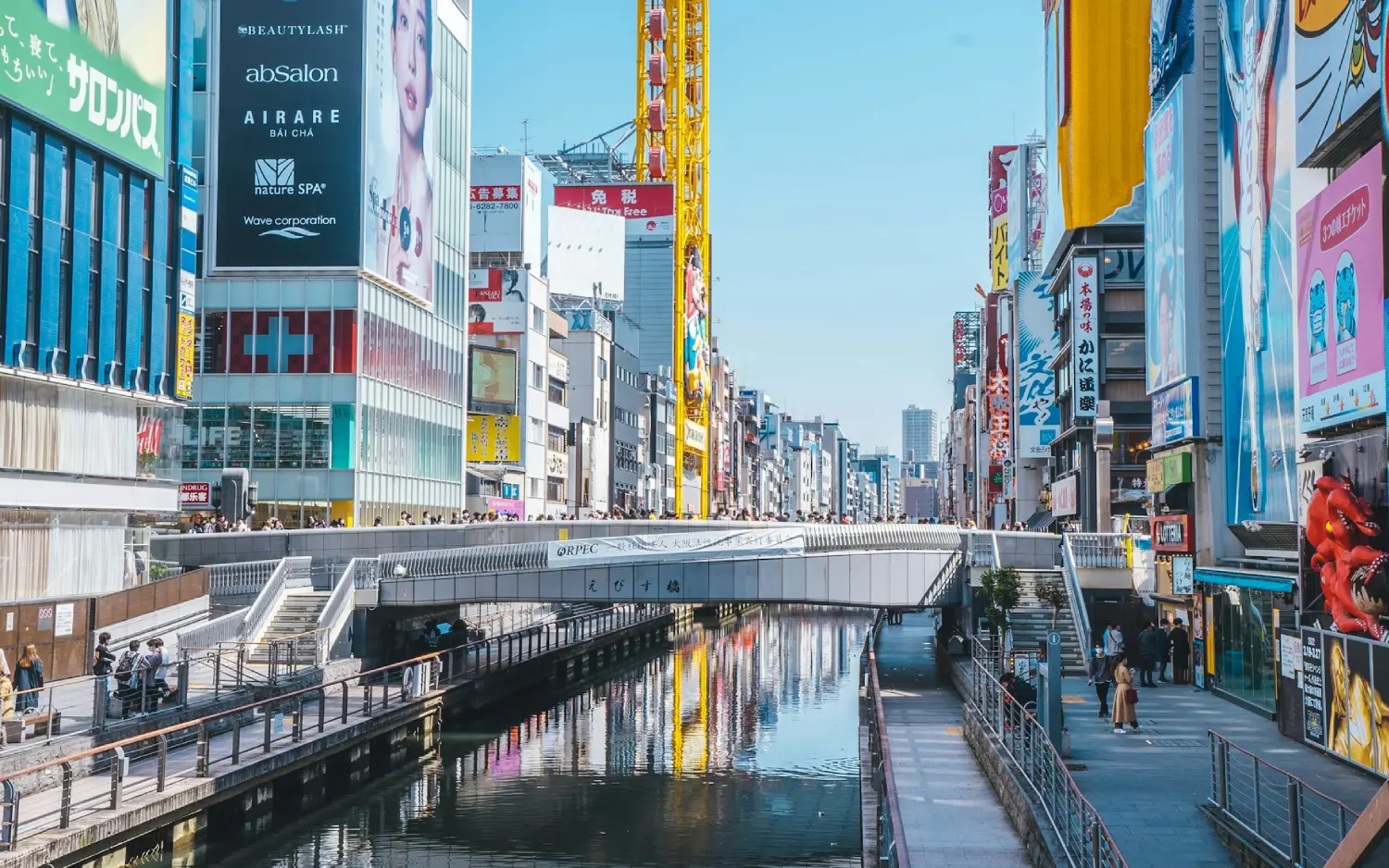Rio urbano e prédios nas margens