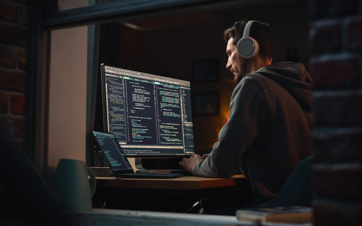 Homem sentado à escrivaninha usando computador