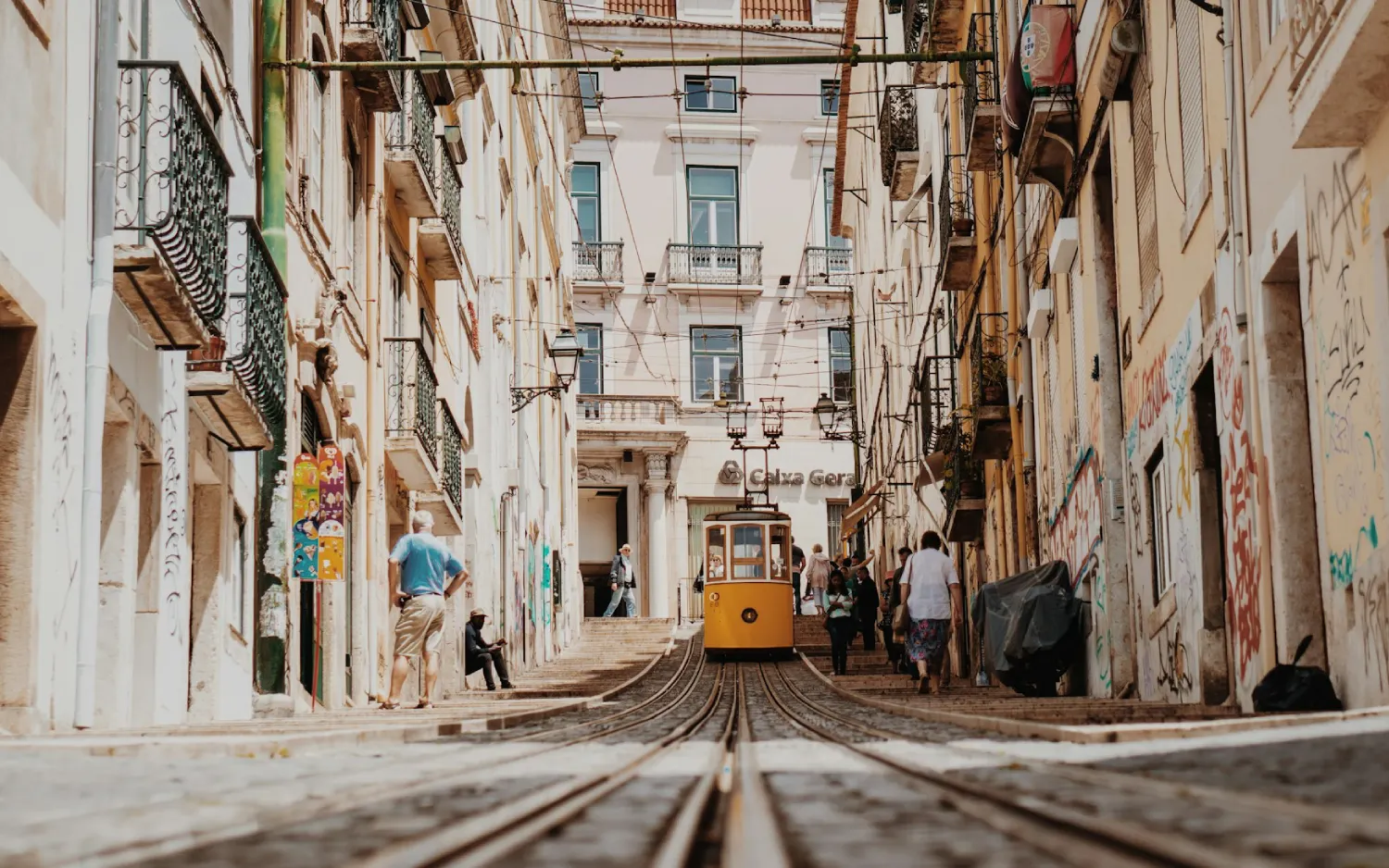 Bondinho descendo ladeira de Lisboa