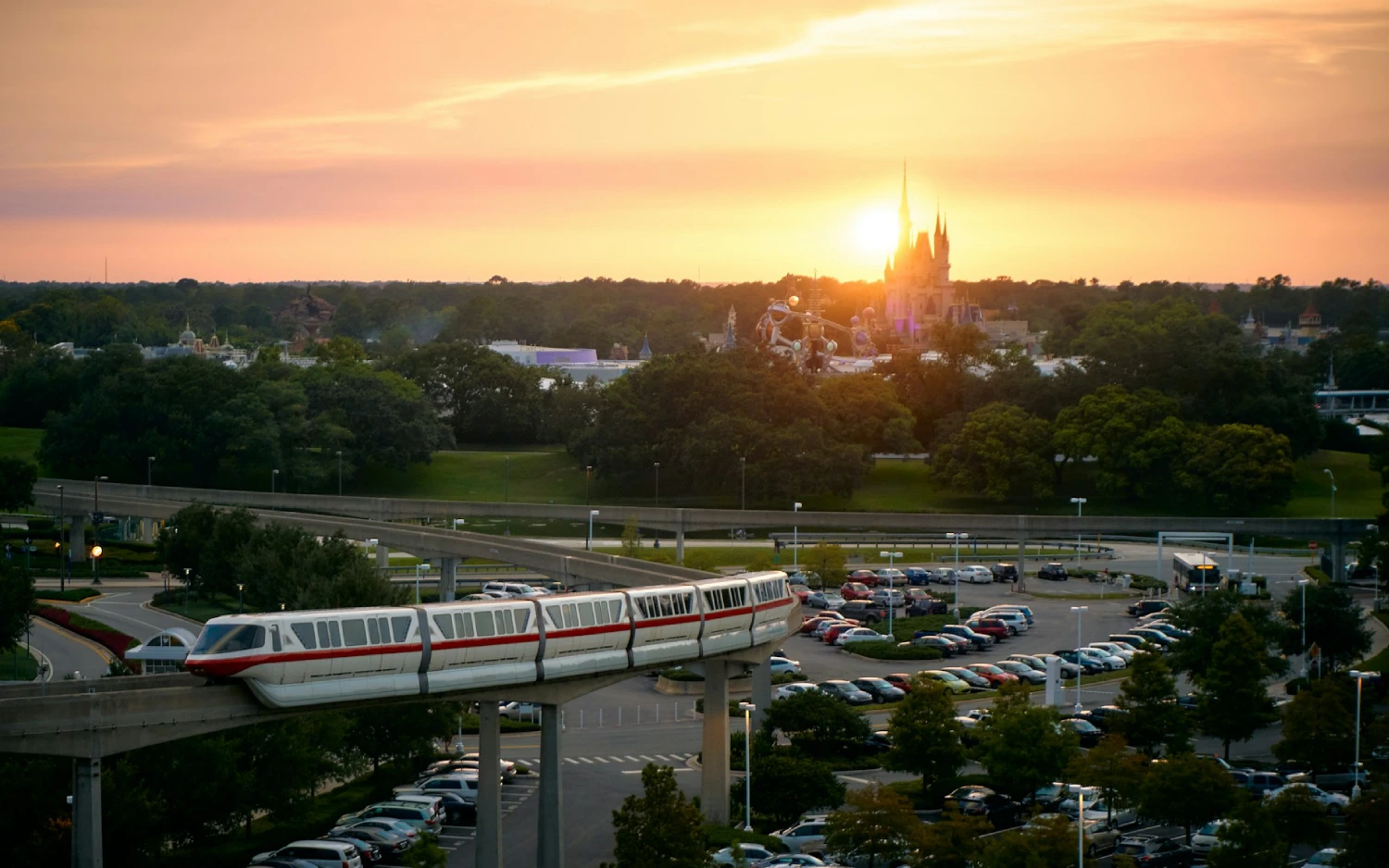 Vista de cidade durante o pôr do sol