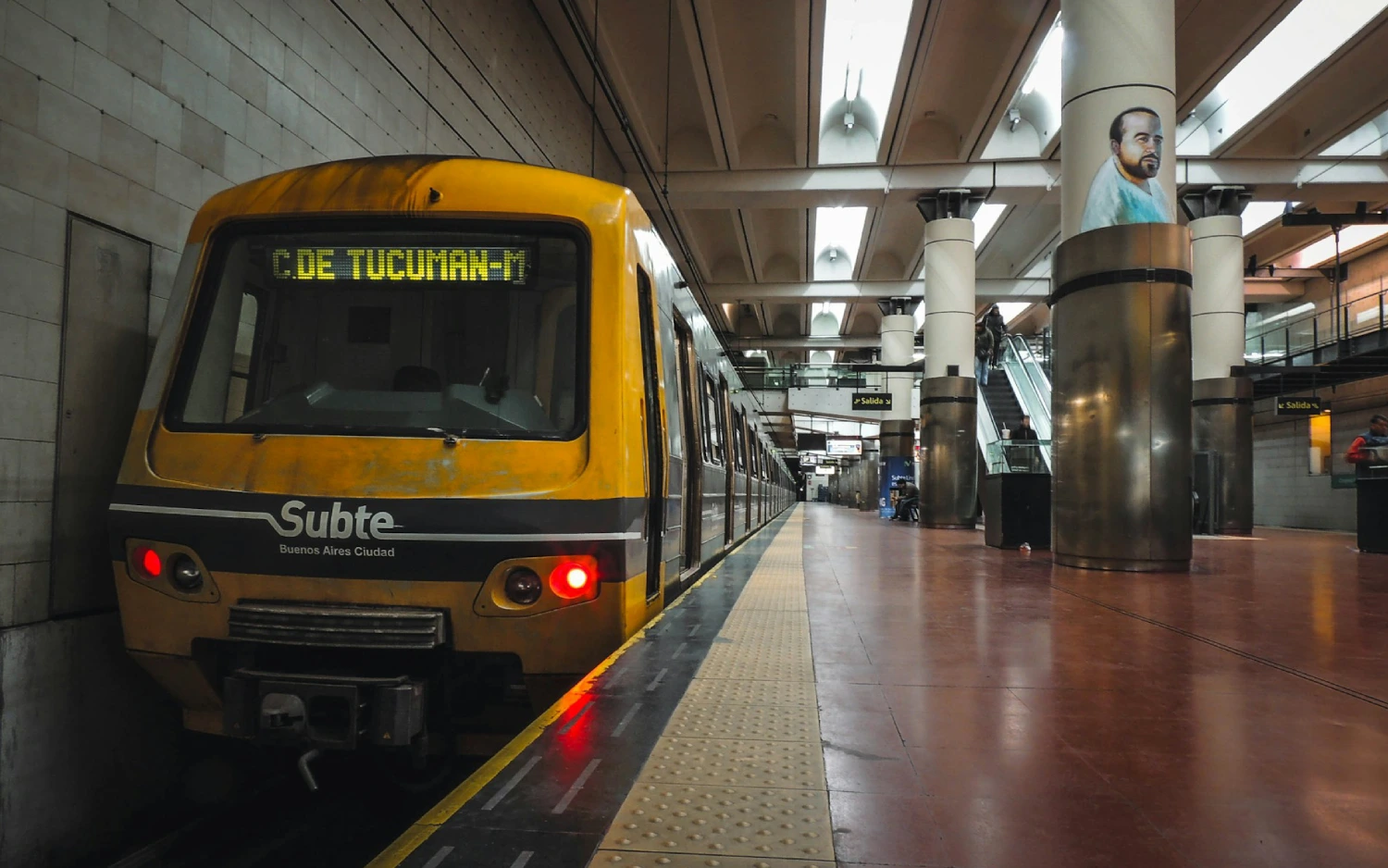 Metrô parado em estação