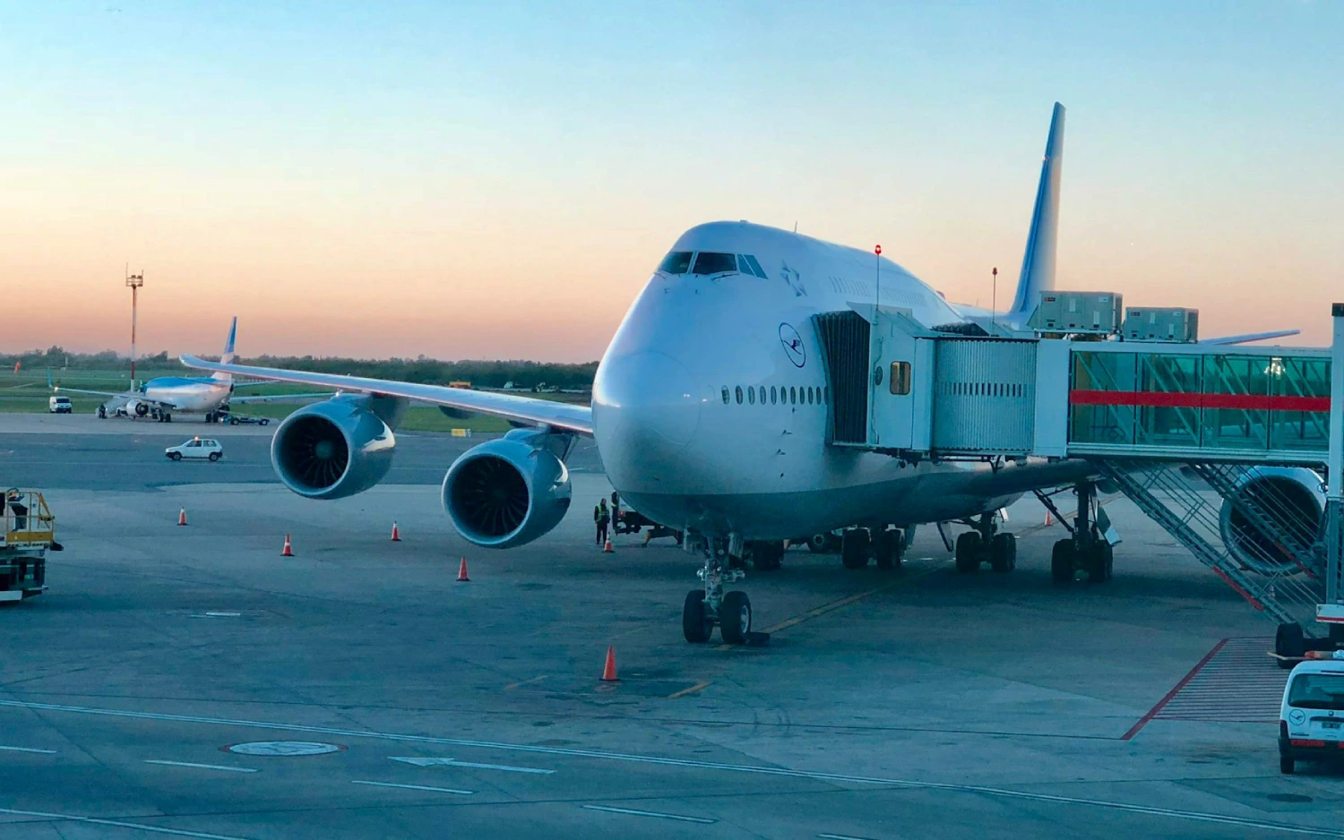 Avião estacionado em aeroporto