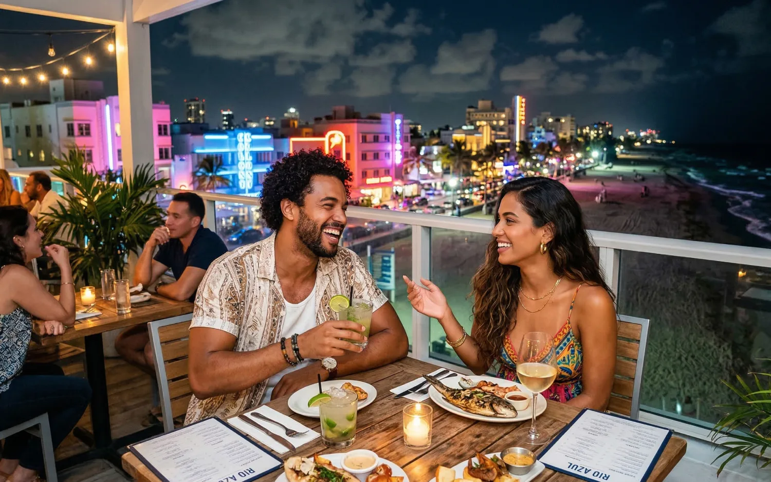 Casal jantando em um restaurante com vista para a praia