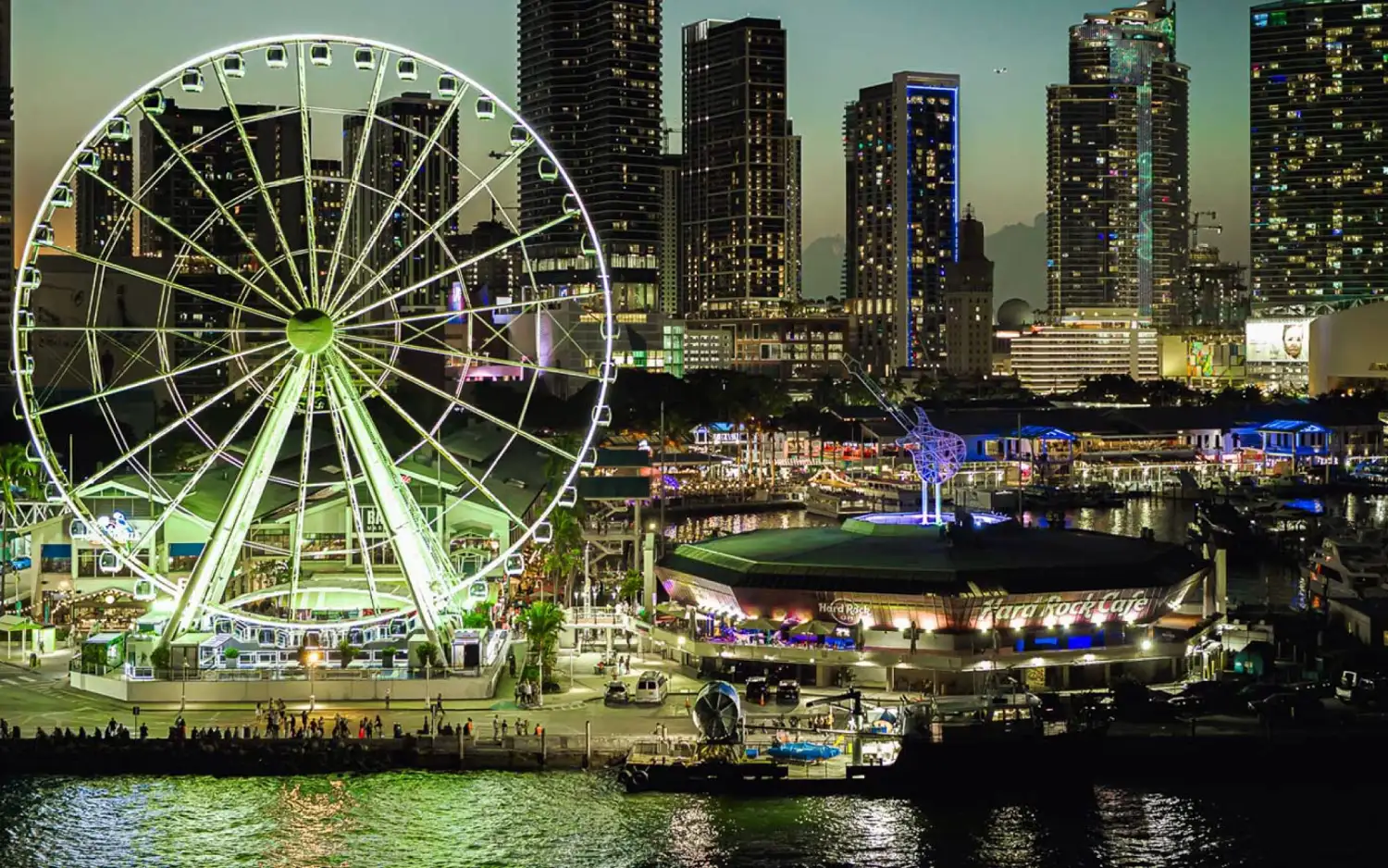 Roda gigante à beira da praia