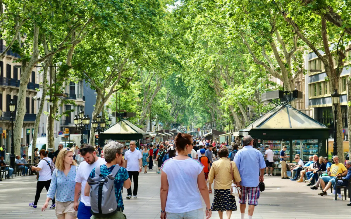 Rua com transeuntes em rua