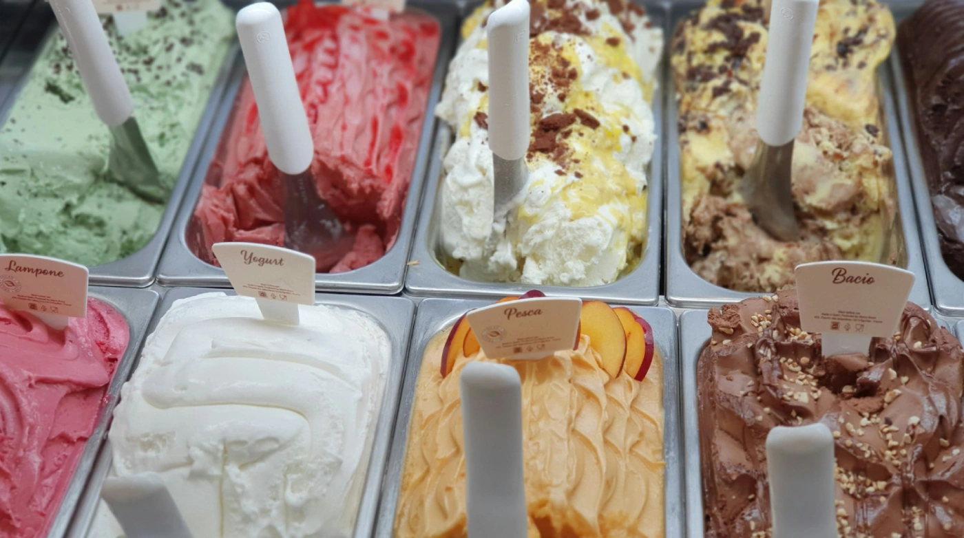 Gelatos em exposição em freezer
