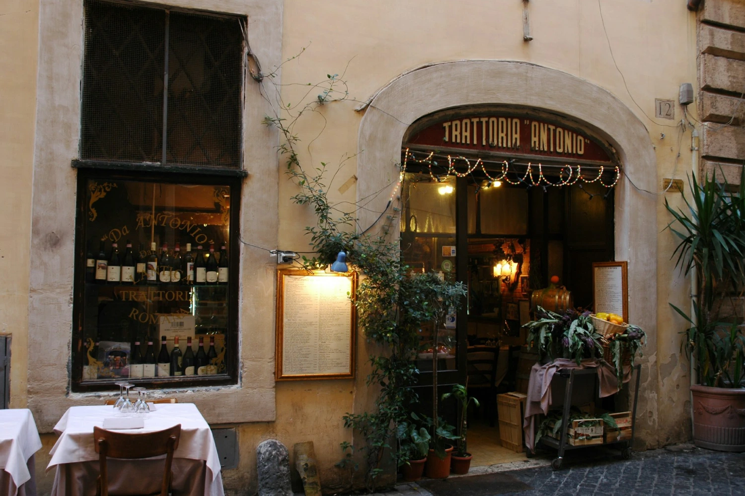 trattoria em Trastevere Roma rua de paralelepípedo noite