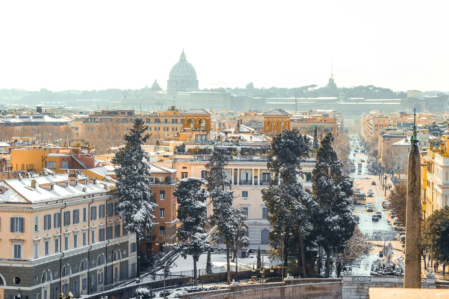 Roma durante o inverno, com edifícios e árvores cobertas de neve