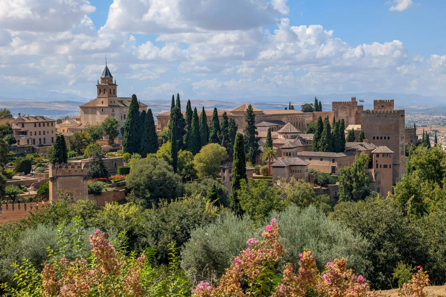 Complexo de Alhambra com os jardins de Generalife em primeiro plano