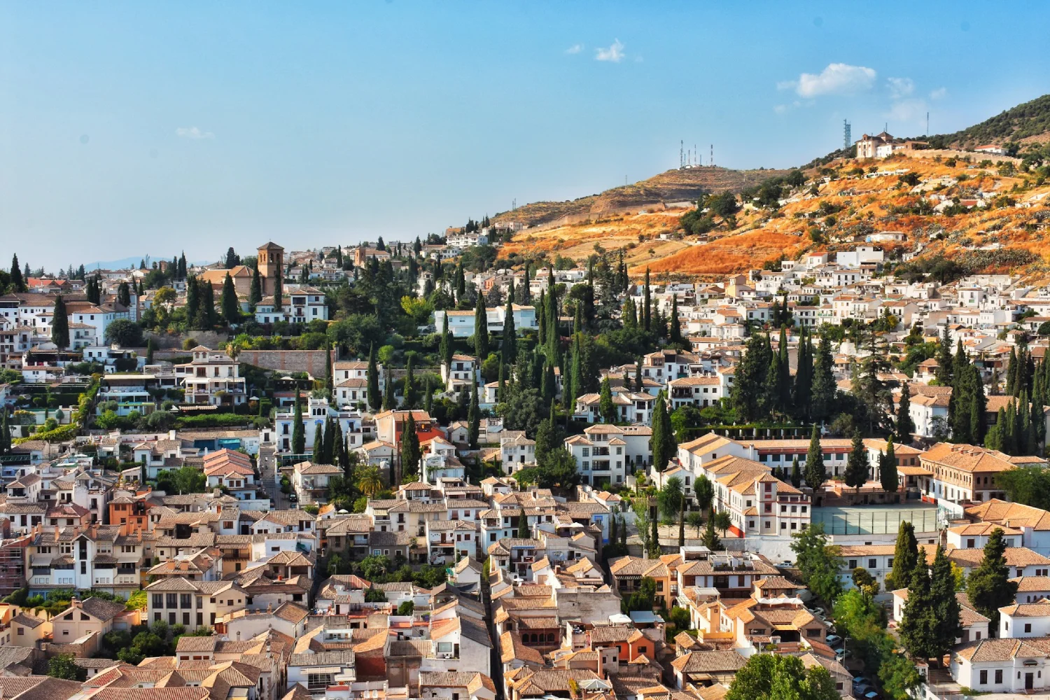 Vista aérea de Albaicín, em Granada, com casas brancas