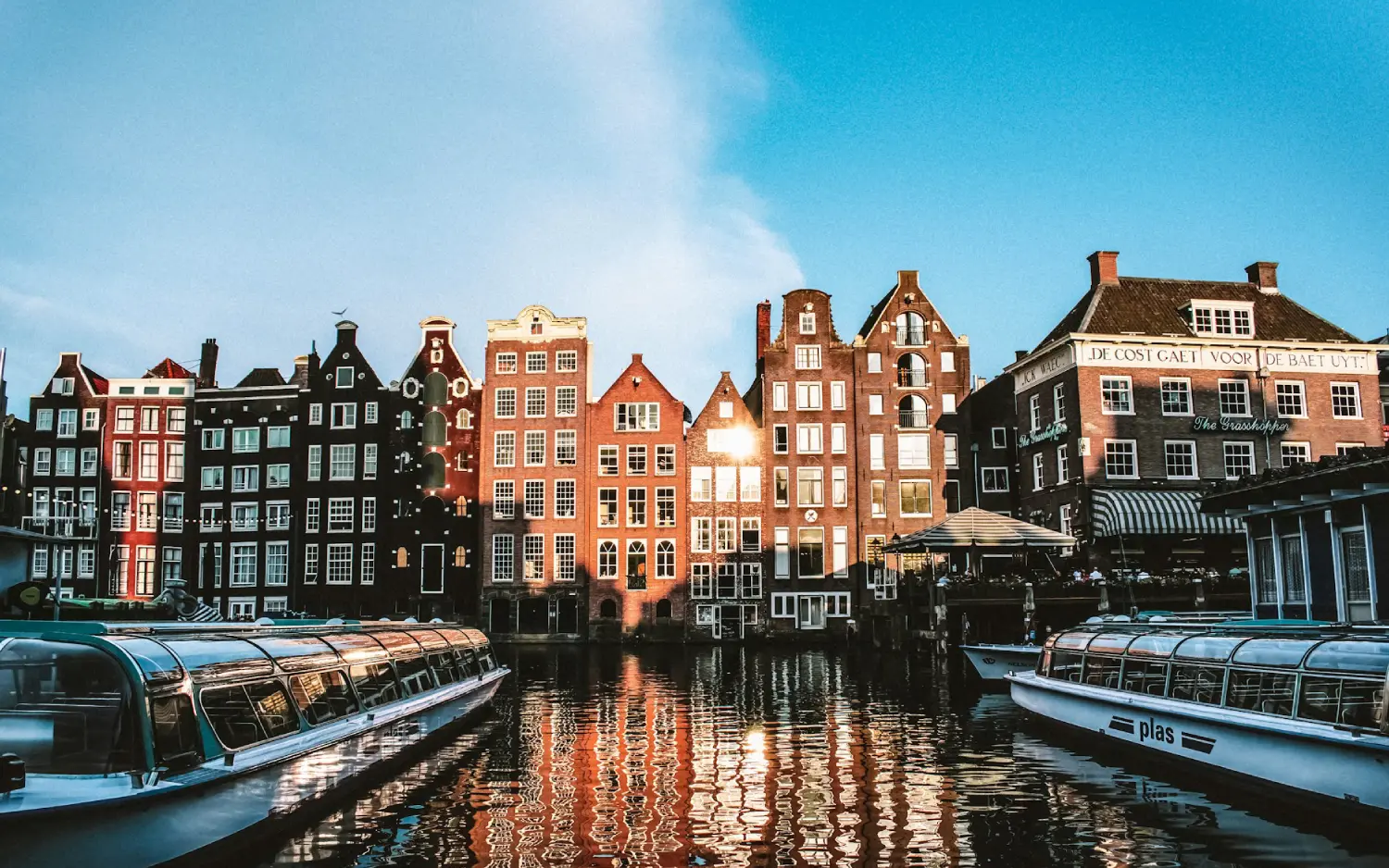 Casas perto de canal em Amsterdã