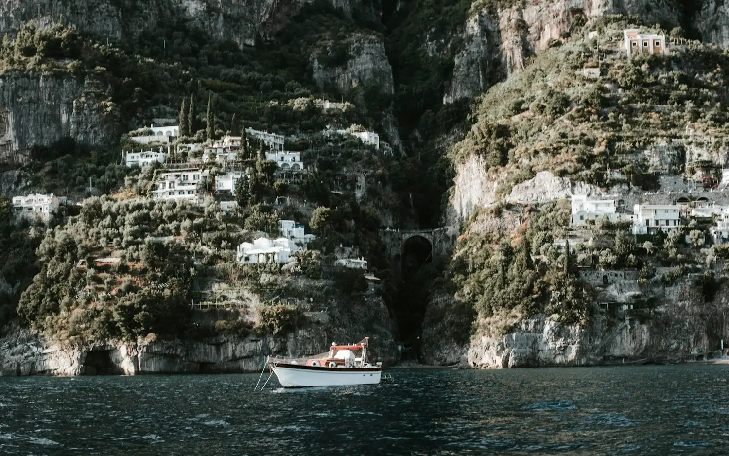 Cidade na encosta de montanha