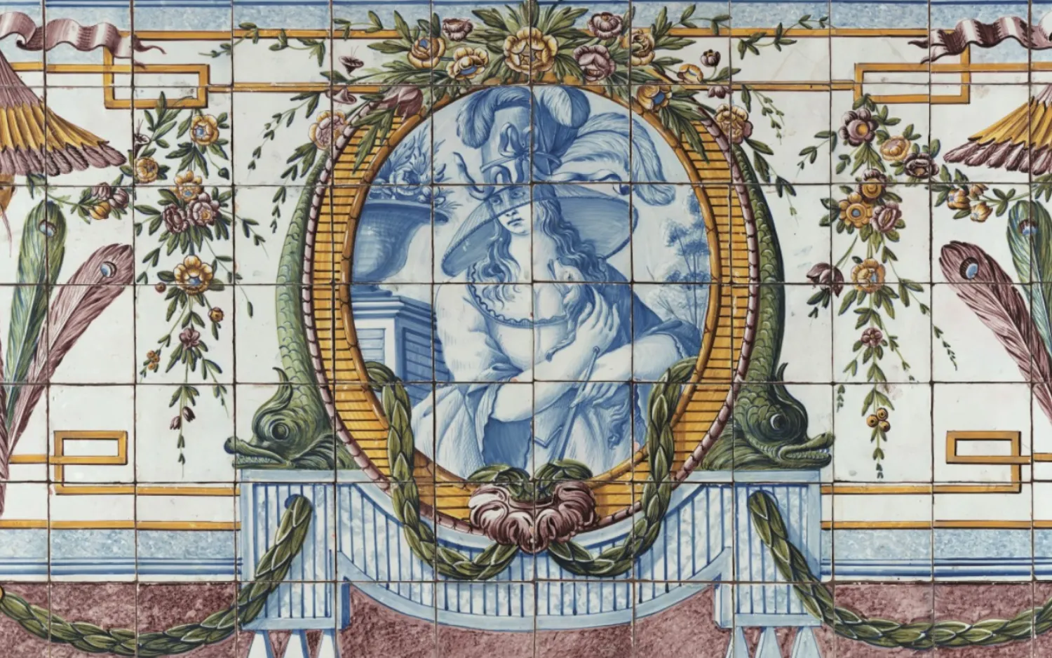 Painel de azulejos portugueses retratando uma mulher com chapéu