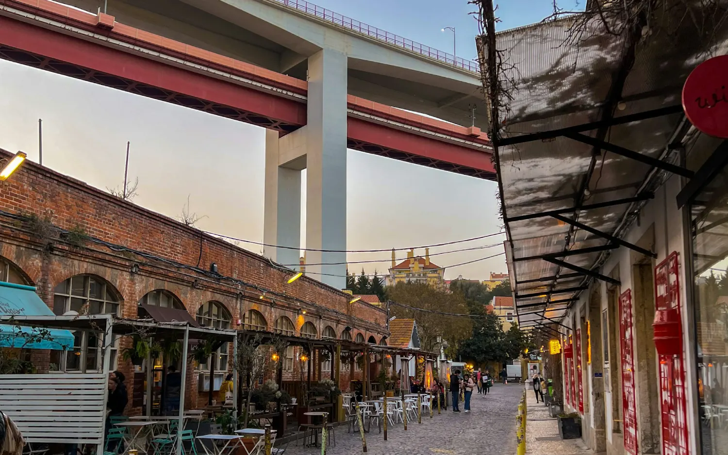 Rua com lojas sobre ponte