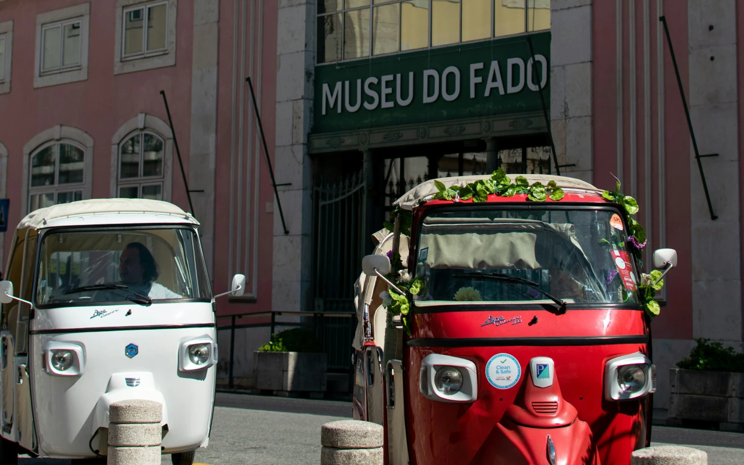 Fachada rosa do Museu do Fado em Lisboa