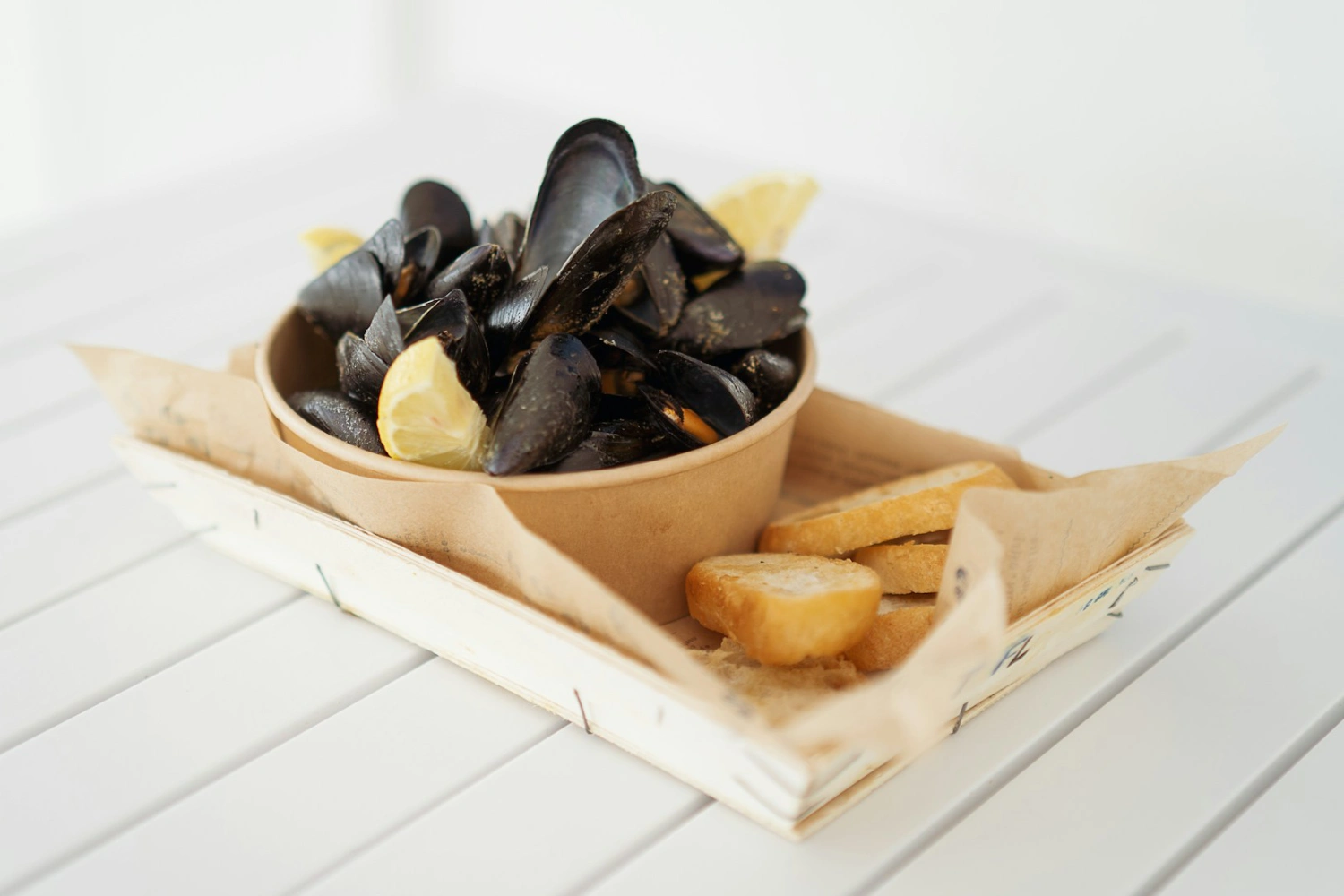 Moules-frites, prato típico da Bélgica com mexilhões e batatas fritas