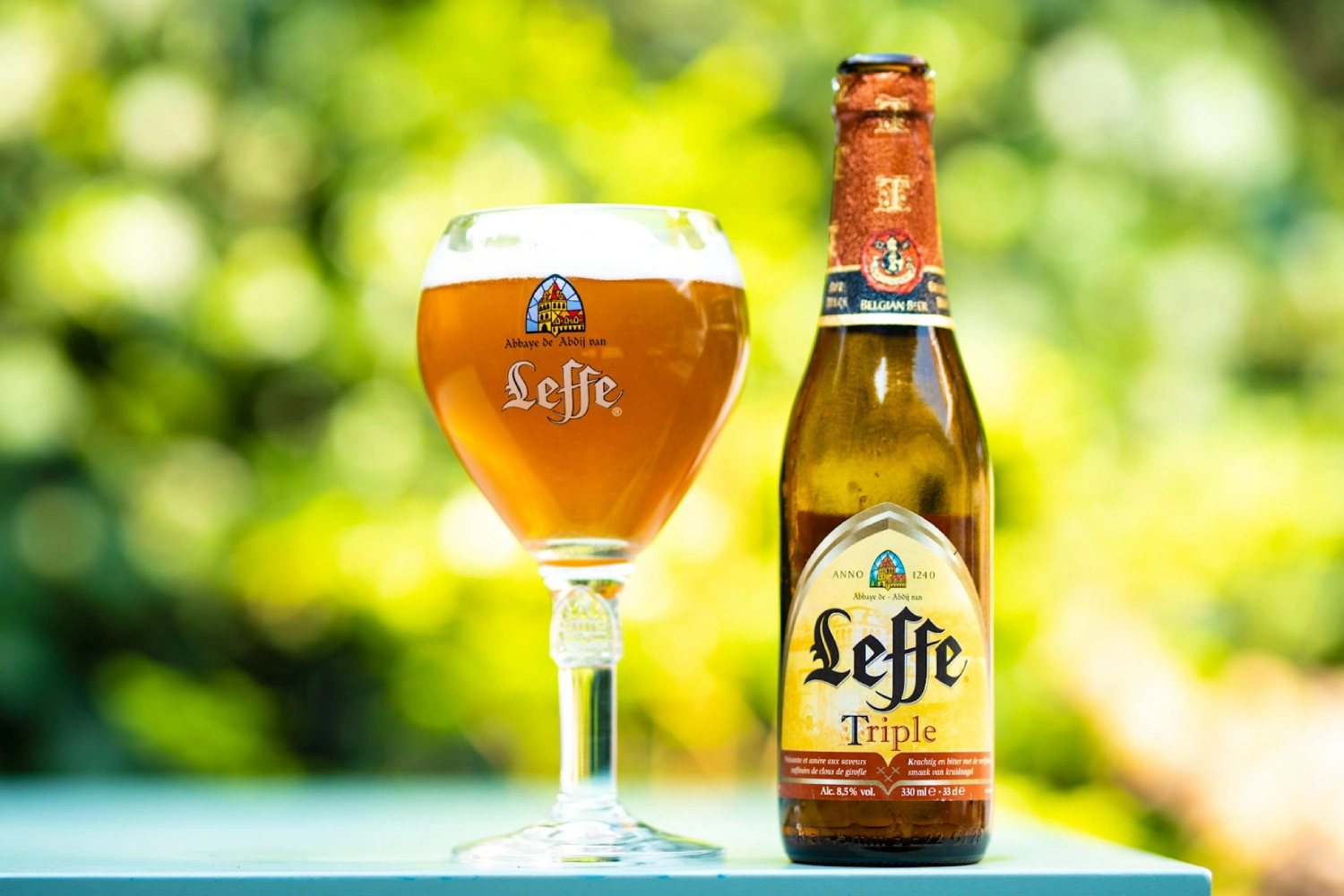 Garrafa de cerveja belga servida em taça característica