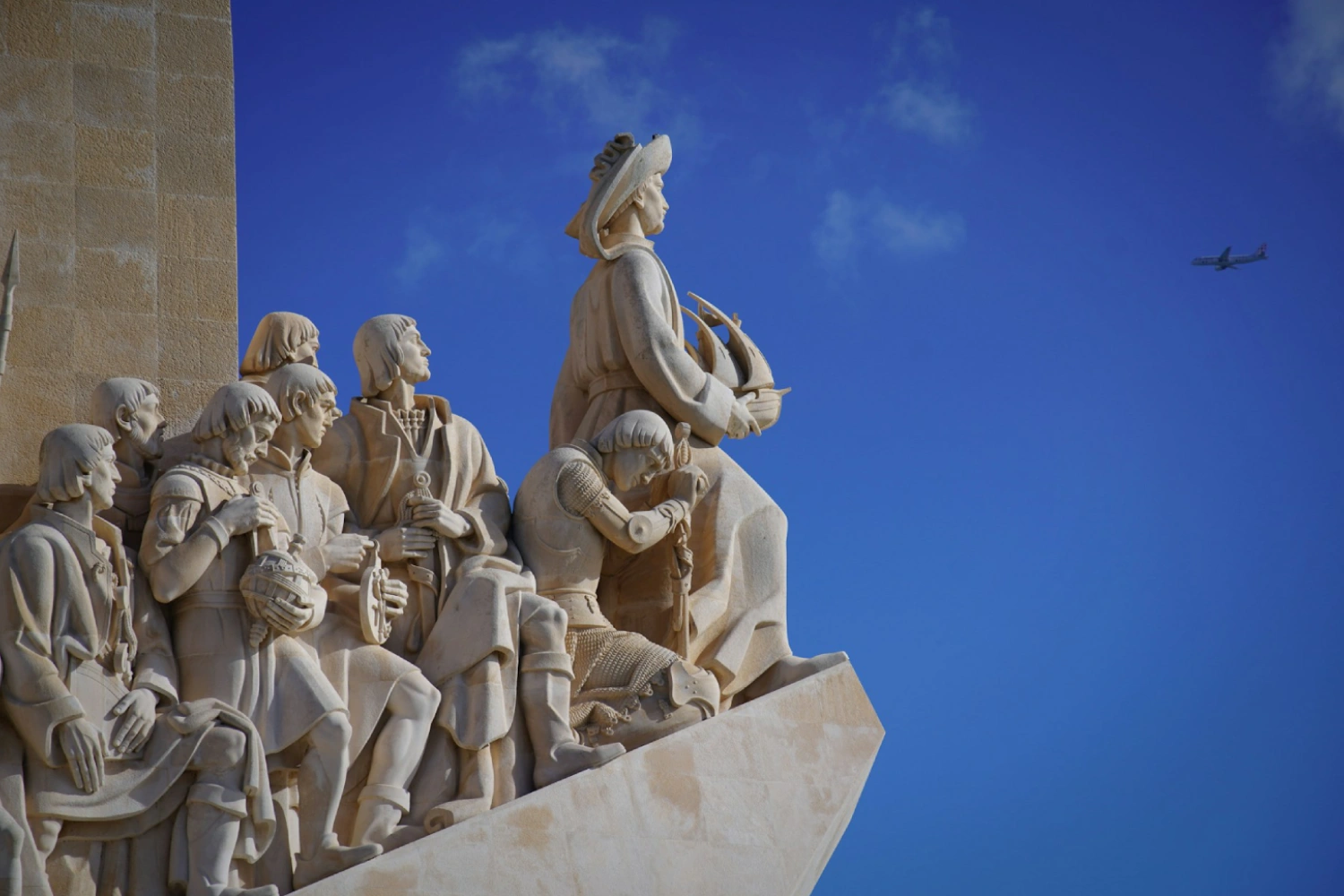 Imagem em close up das estátuas do Padrão dos Descobrimentos em Lisboa