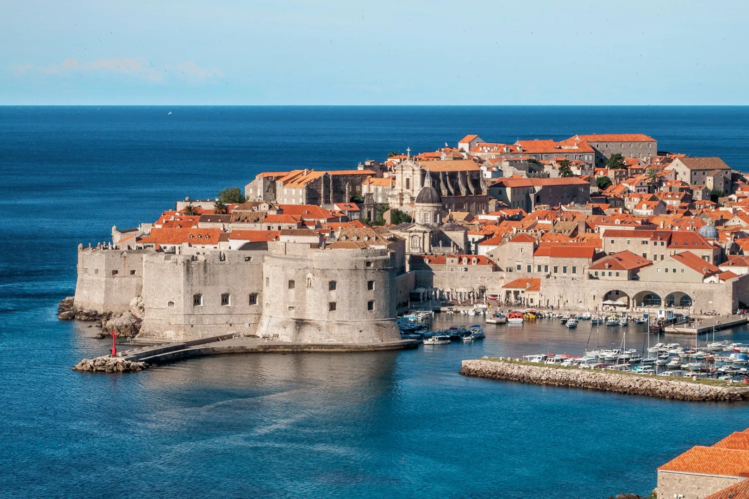 Forte de São João em primeiro plano com o centro antigo de Dubrovnik ao fundo